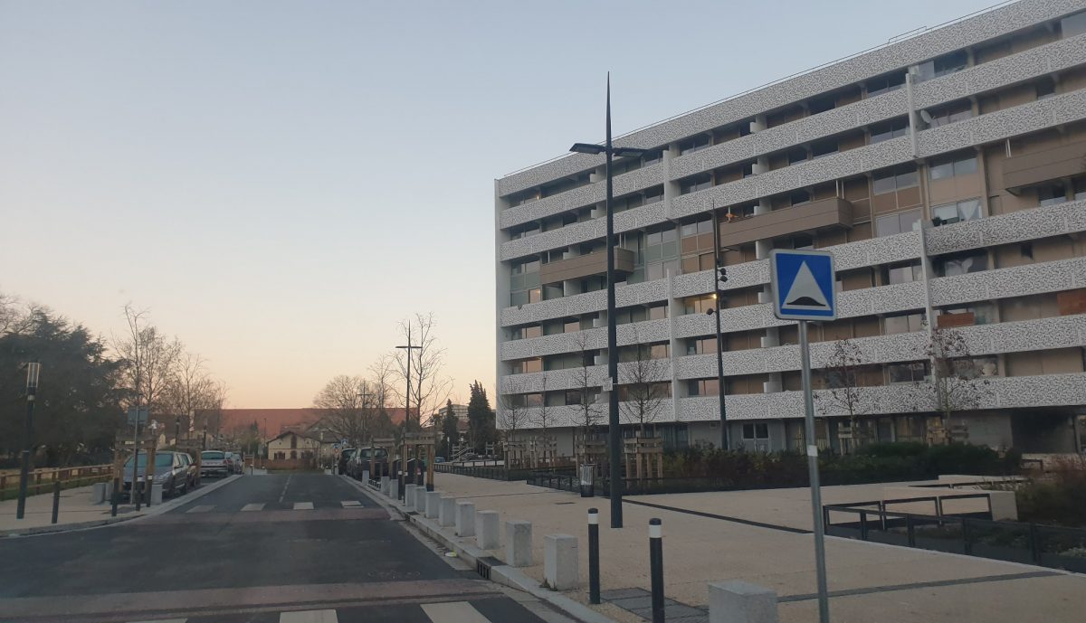 immeuble avec mat d'éclairage public