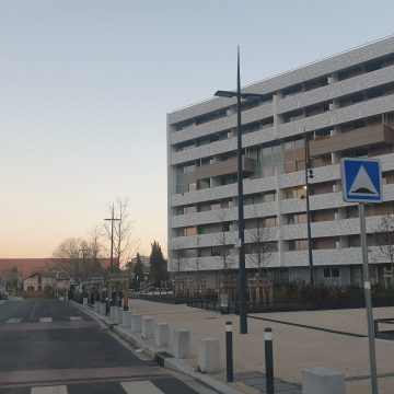 immeuble avec mat d'éclairage public