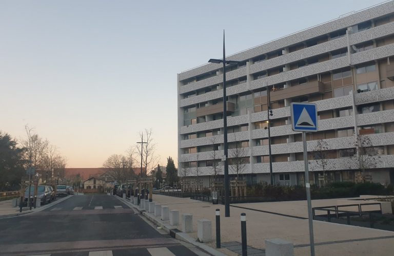 immeuble avec mat d'éclairage public