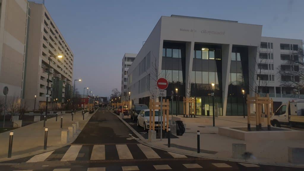 reynerie-maison-citoyenneté maison de la citoyenneté à la reynerie à toulouse le soir avec l'éclairage public allumé