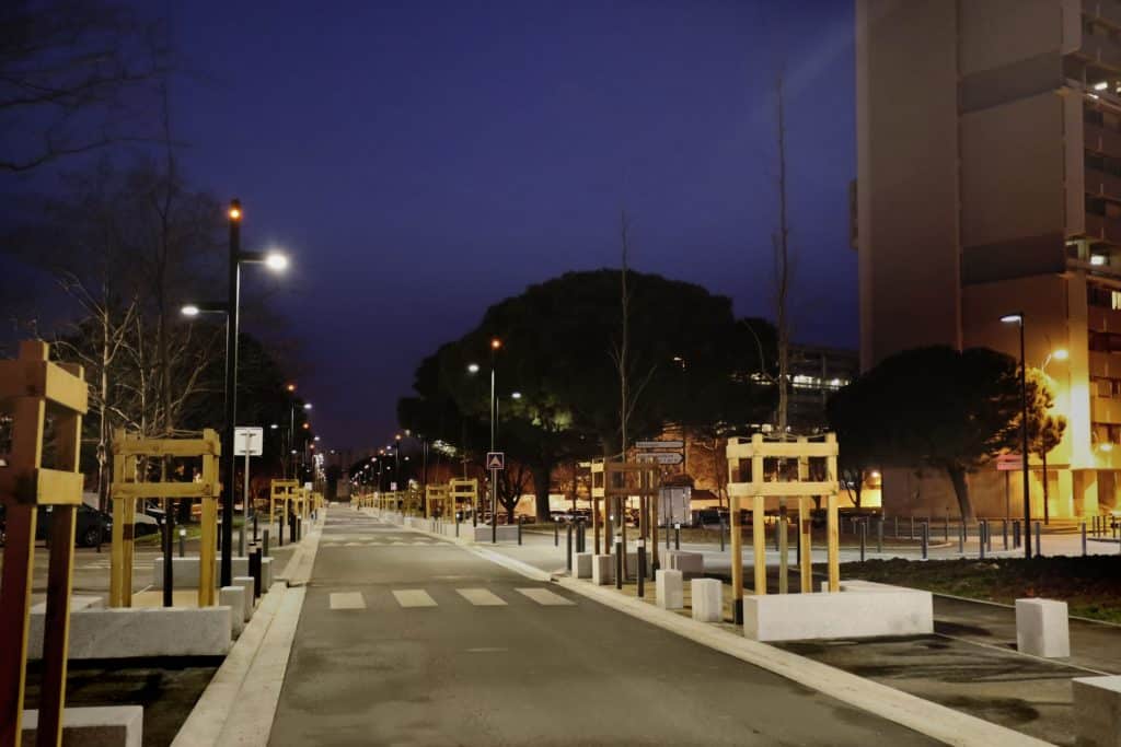 reynerie-rue-kiev-nuit vue d'une rue de nuit avec l'éclairage public dans le quartier de la reynerie à toulouse