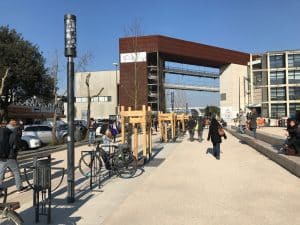 rue de l'université à toulouse avec mât d'éclairage public et masque découpe laser