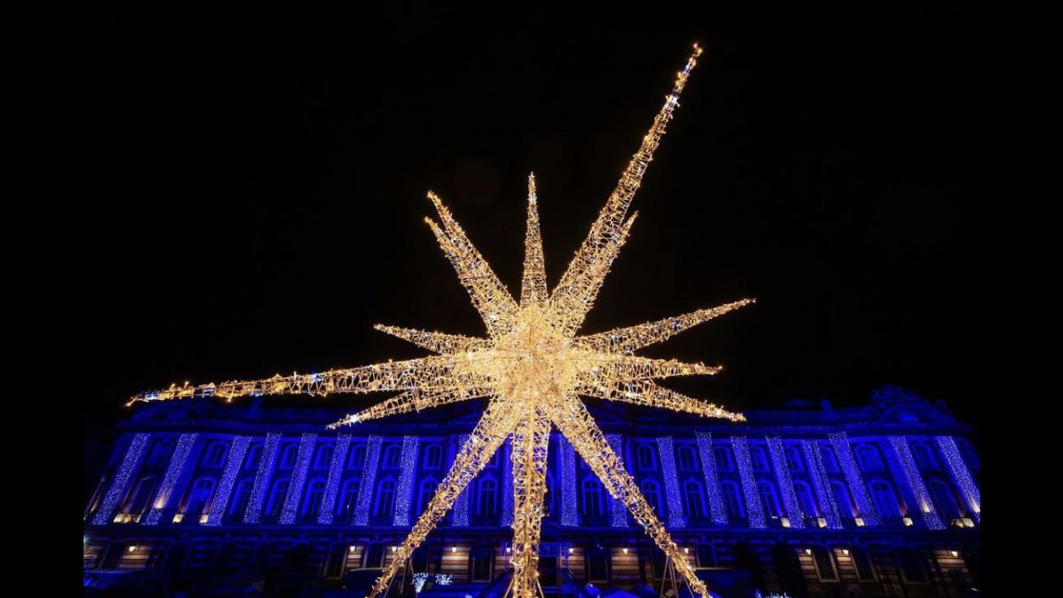 Etoile lumineuse installée au centre de la place du Capitole à Toulouse pour Noël