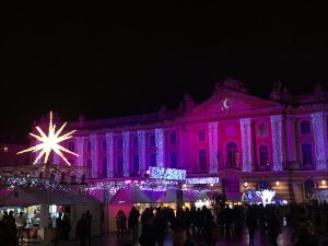façade du Capitole illuminée dans des tons roses pour Noel