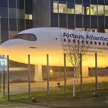 pointe d'avion éclairée par des projecteurs