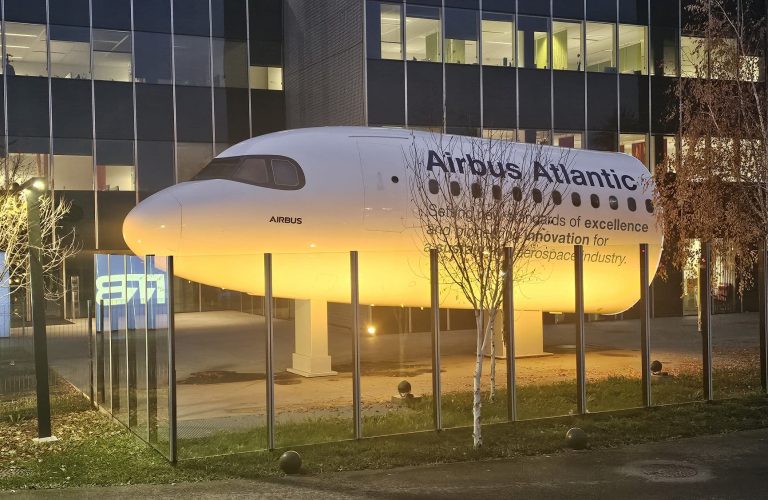 pointe d'avion éclairée par des projecteurs