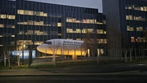 pointe avion d'airbus atlantic à Toulouse éclairée en ambre