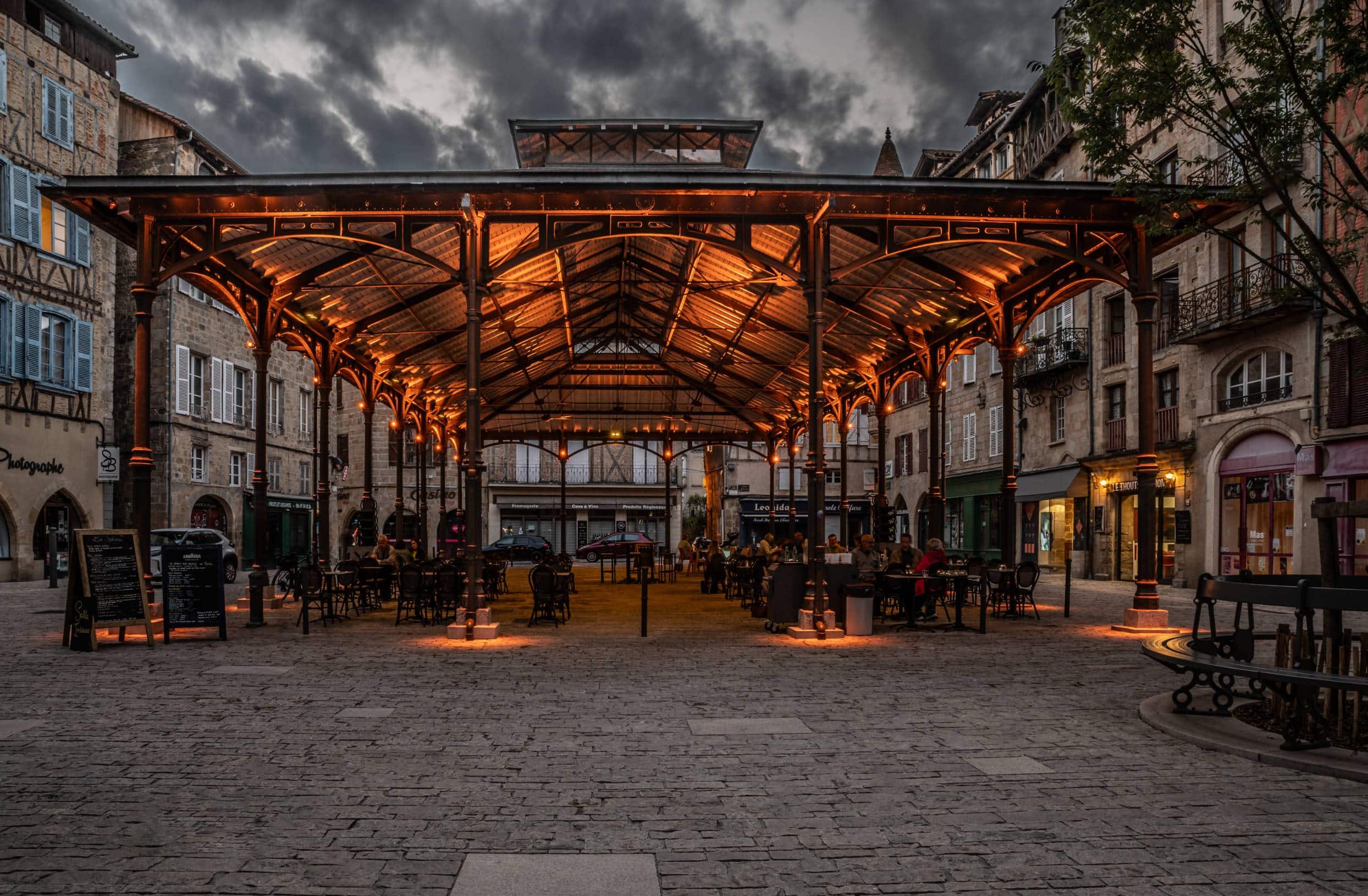 place Carnot à Figeac dans le Lot à la tombée de la nuit avec l'éclairage de mise en valeur