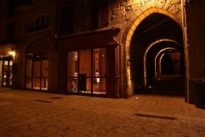passages couverts à figeac de nuit avec effets lumières sur les voutes