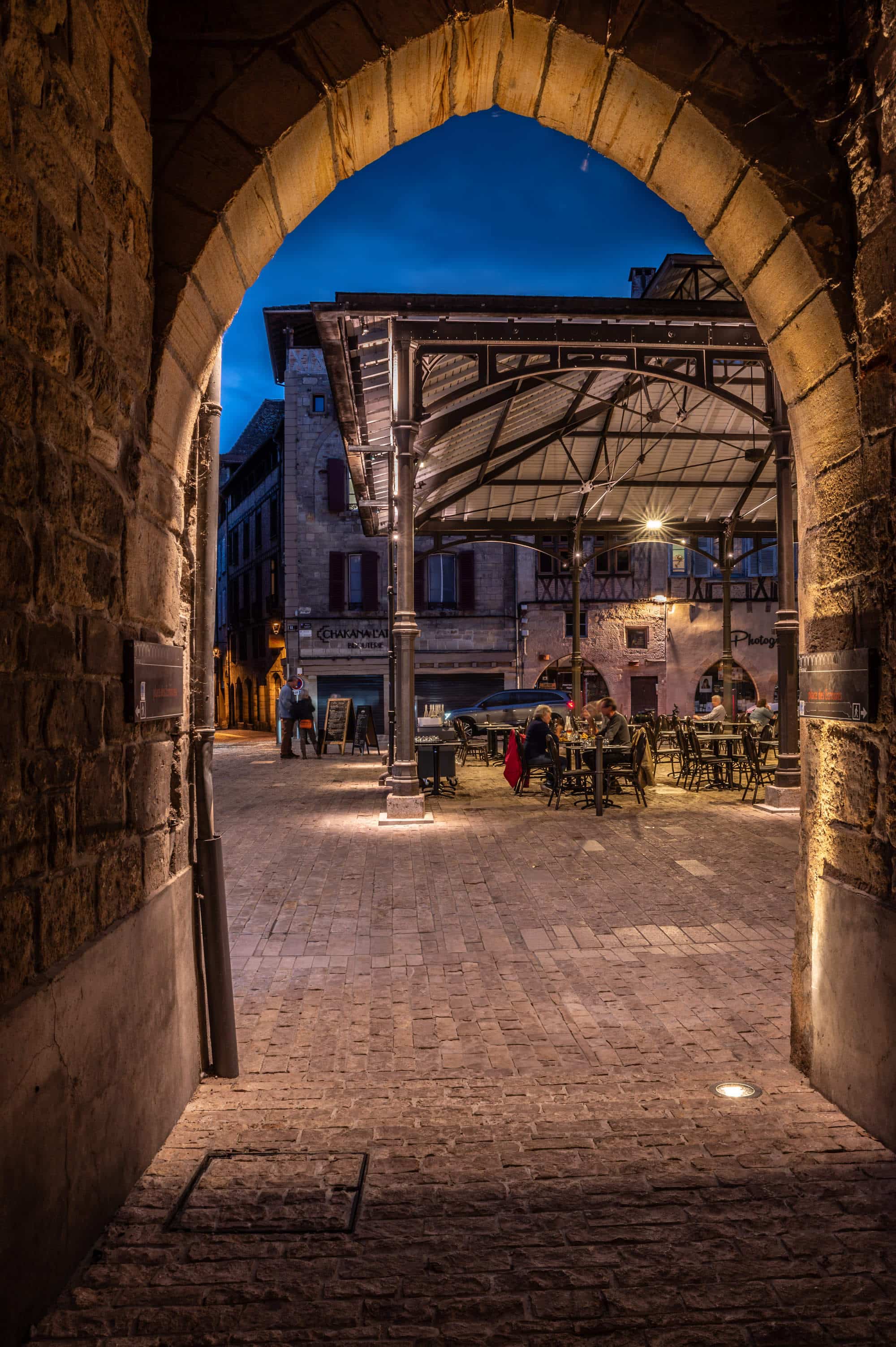 vue de la halle de figeac depuis une botte (passage couvert)