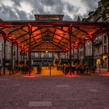 halle de figeac sur la place carnot avec le nouvel éclairage