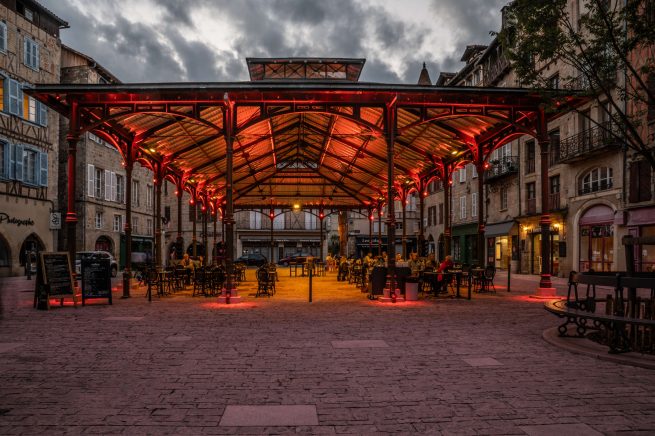 halle de figeac sur la place carnot avec le nouvel éclairage