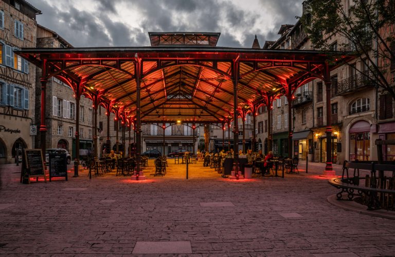 halle de figeac sur la place carnot avec le nouvel éclairage