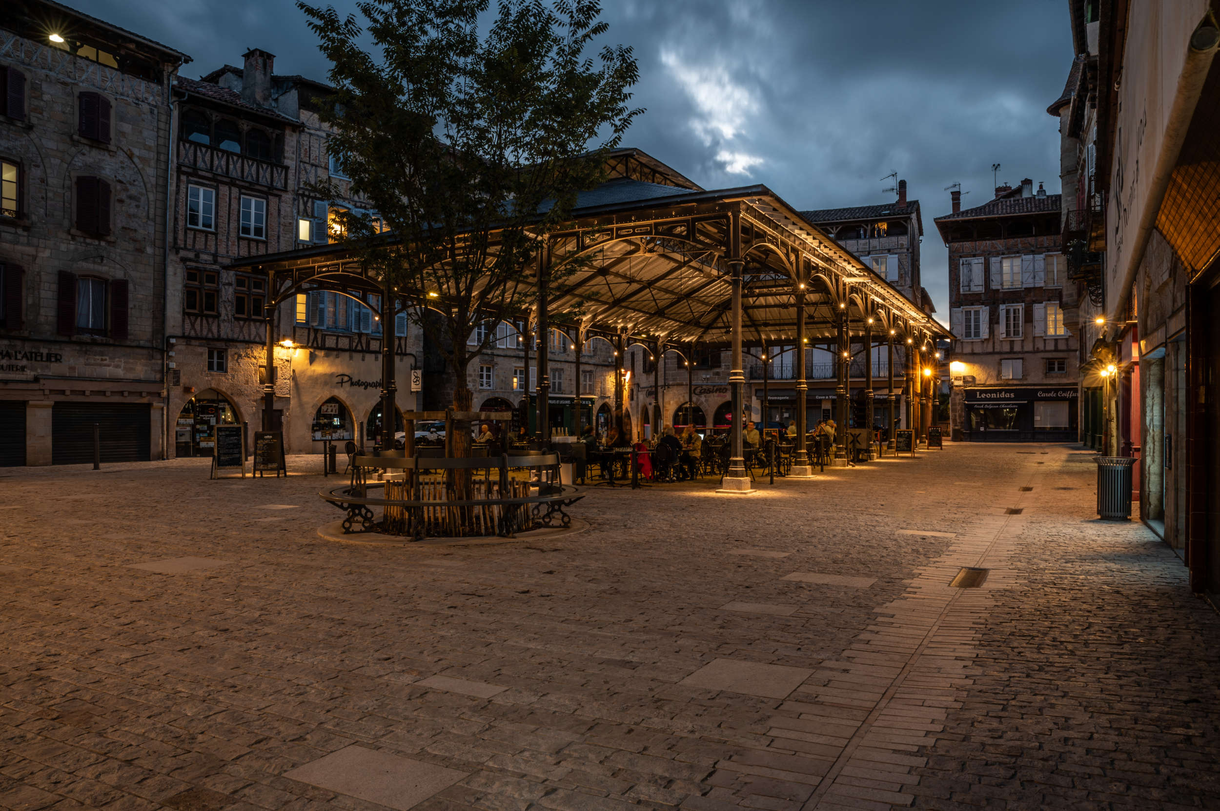 nouvel aménagement de la place carnot à figeac vue de nuit avec la halle