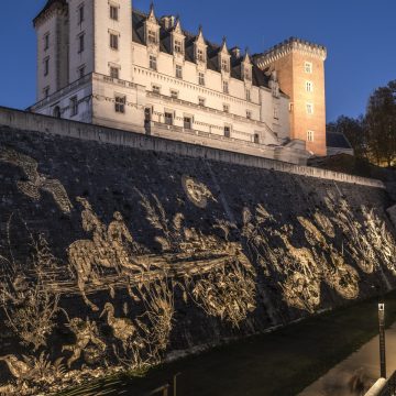 projection d'image gobo lumière sur le glacis du château de Pau avec le château éclairé