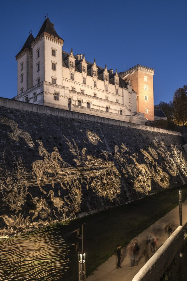 projection d'image gobo lumière sur le glacis du château de Pau avec le château éclairé