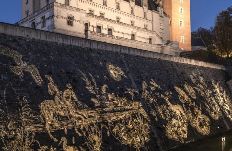 projection d'image gobo lumière sur le glacis du château de Pau avec le château éclairé