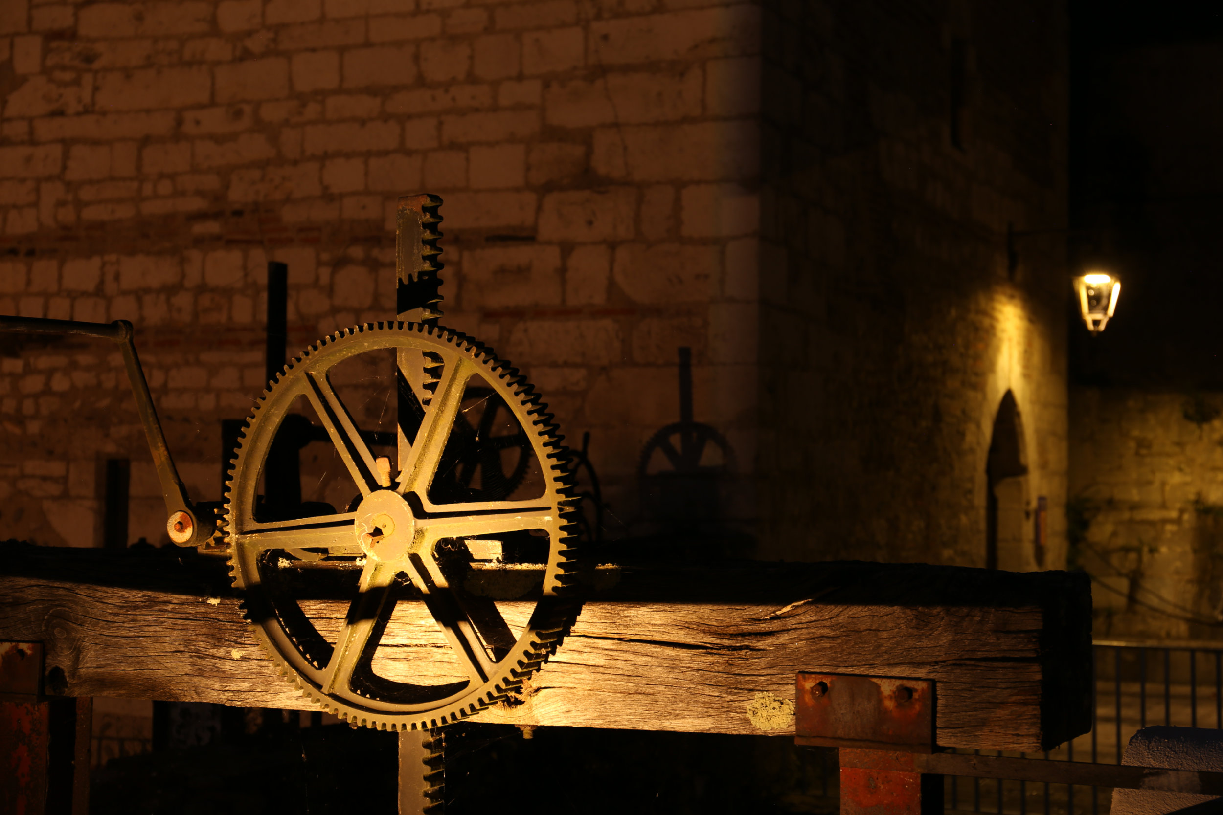 mécanismes hydraulique au quartier de la monnaie à pau de nuit