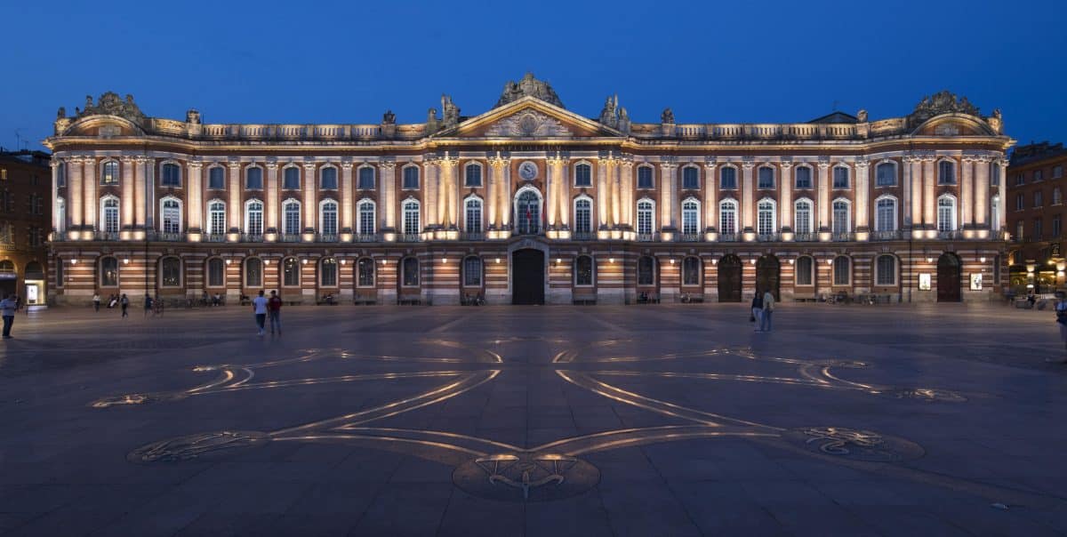 le Capitole éclairé de nuit à Toulouse