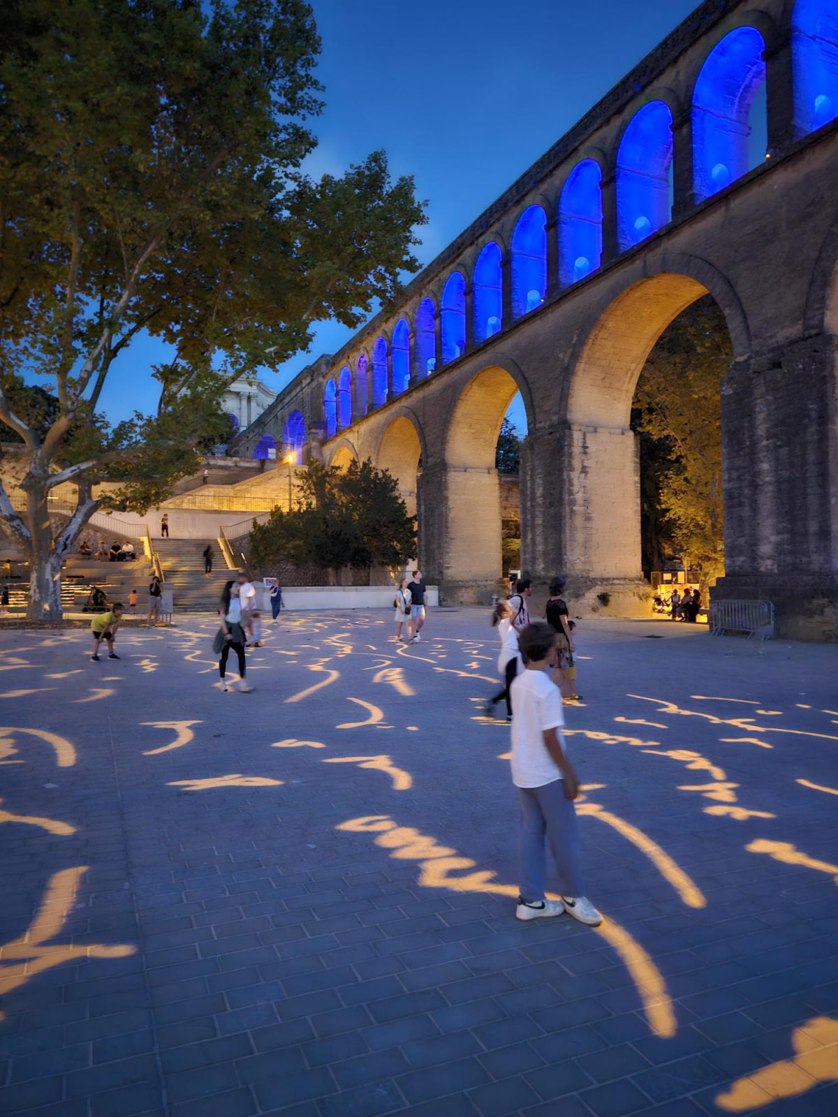 projections de textes lumière de Max Rouquette sur la place Max Rouquette à Montpellier
