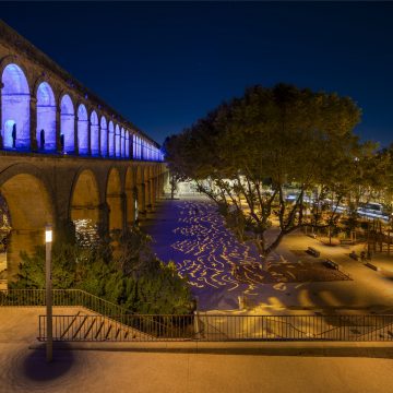 vue de nuit de la nouvelle place Max Rouquette avec des éclairages couleur ambre et bleu