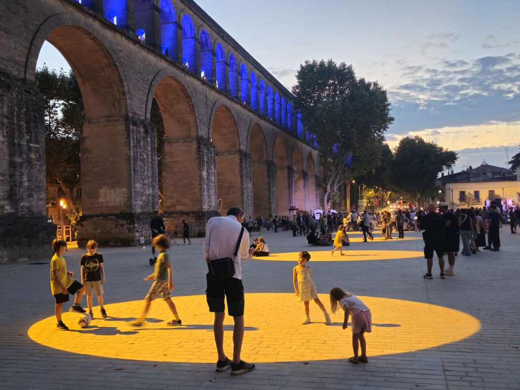 arceaux-montpellier-tache-lumiere projection au sol de taches lumière jaunes depuis l'aqueduc des arceaux à Montpellier