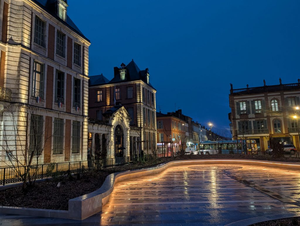 place foch devant la préfecture de montauban de nuit avec intégration de rubans led dans les bancs en pierre