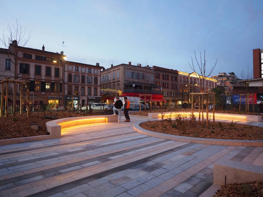 place foch à montauban rénovée avec parvis en dalles de pierre et bancs lumineux