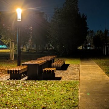 éclairage de tables de pique nique dans un parc