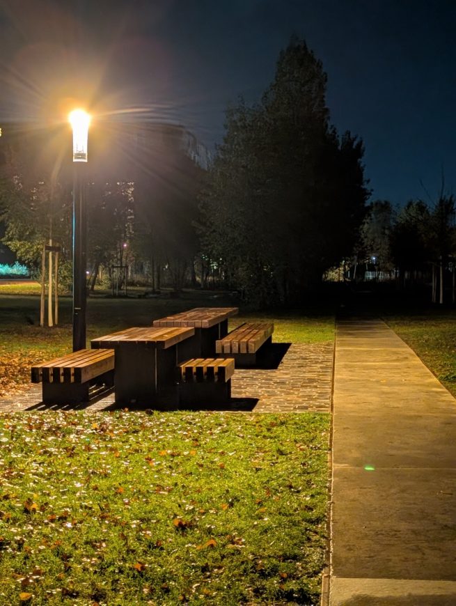 éclairage de tables de pique nique dans un parc