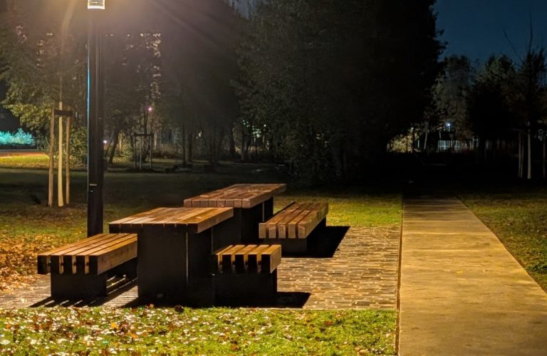 éclairage de tables de pique nique dans un parc