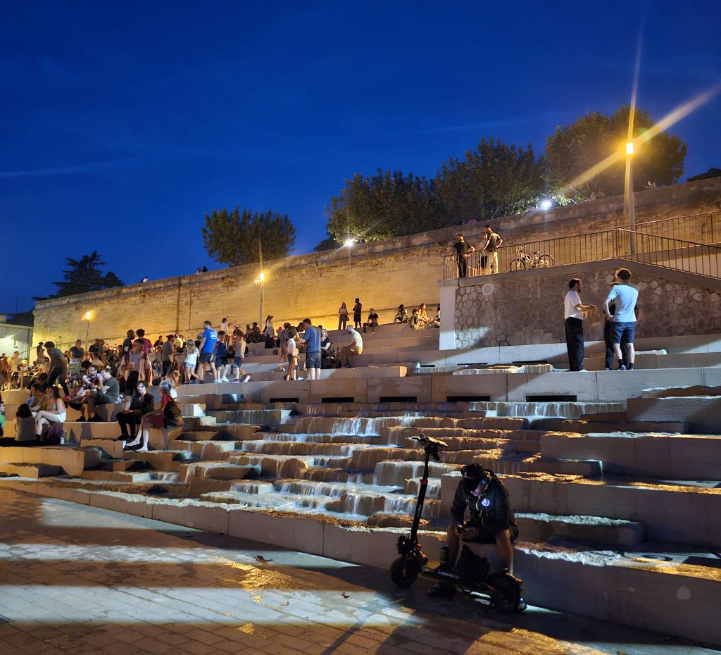 cascade-marches-lumiere escaliers avec cascade sur l'espace public de nuit avec projection lumière motifs