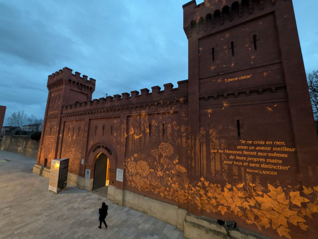 projection d'images et de textes en référence à Marcel Langer sur le castelet de la prison Saint-Michel à Toulouse