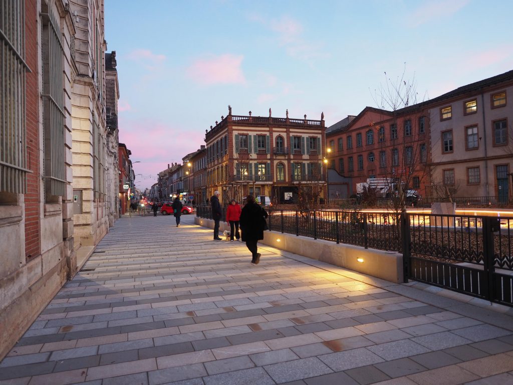 encastrés mur dans blocs de pierre éclairant un cheminement piéton sur la place foch à montauban