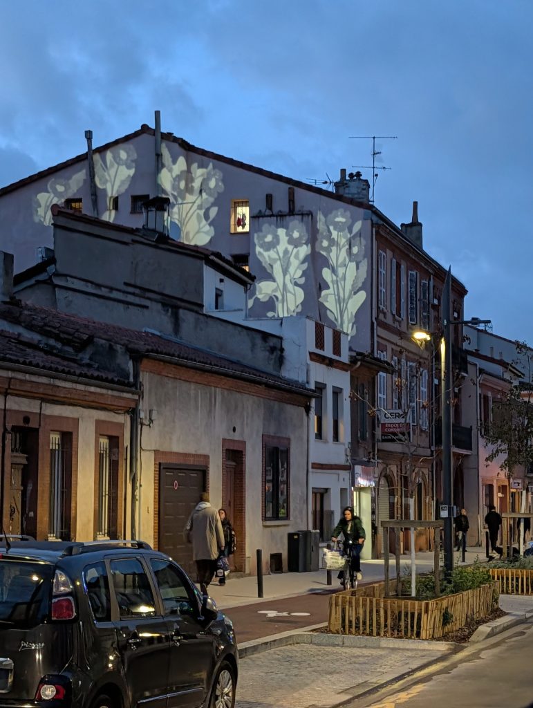 projection gobo sur pignon aveugle d'un immeuble dans l'espace public