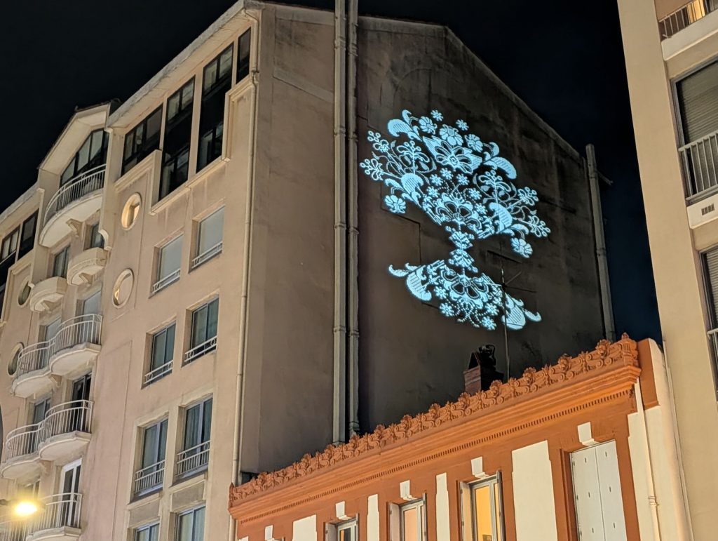 projection d'une image gobo d'artiste sur un pignon d'immeuble