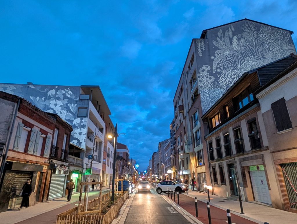 grande rue saint michel à Toulouse a la fin des travaux en 2025. Projection d'images fixes sur les pignons aveugles des immeubles