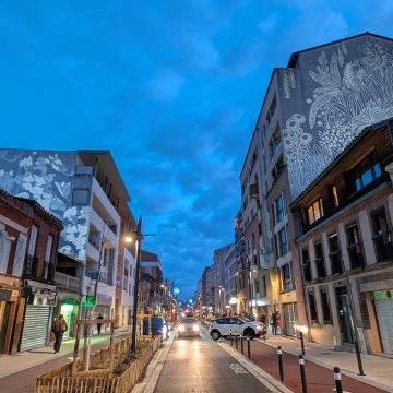 grande rue saint michel à Toulouse a la fin des travaux en 2025. Projection d'images fixes sur les pignons aveugles des immeubles