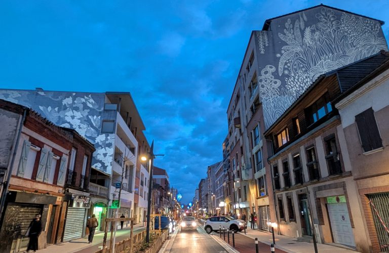 grande rue saint michel à Toulouse a la fin des travaux en 2025. Projection d'images fixes sur les pignons aveugles des immeubles