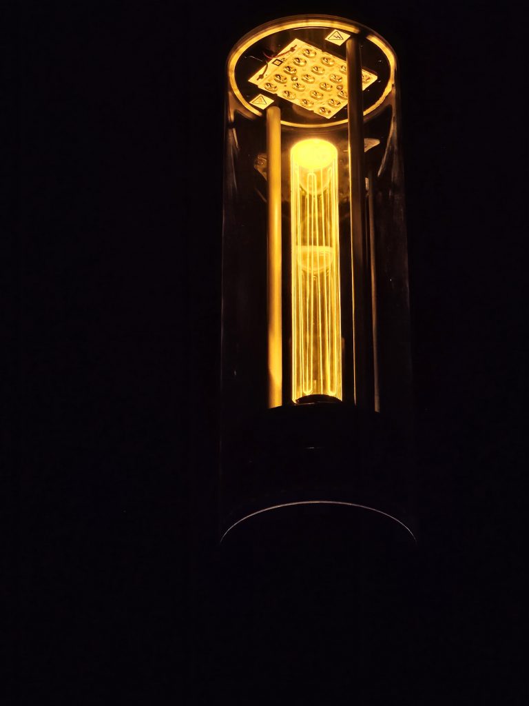 filament dans colonne lumineuse d'éclairage public