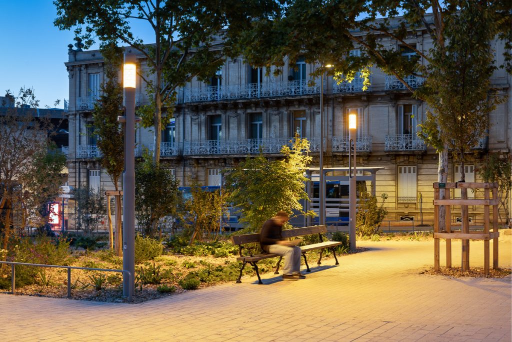 max-rouquette-place personne sur un banc de nuit sur la place des arceaux