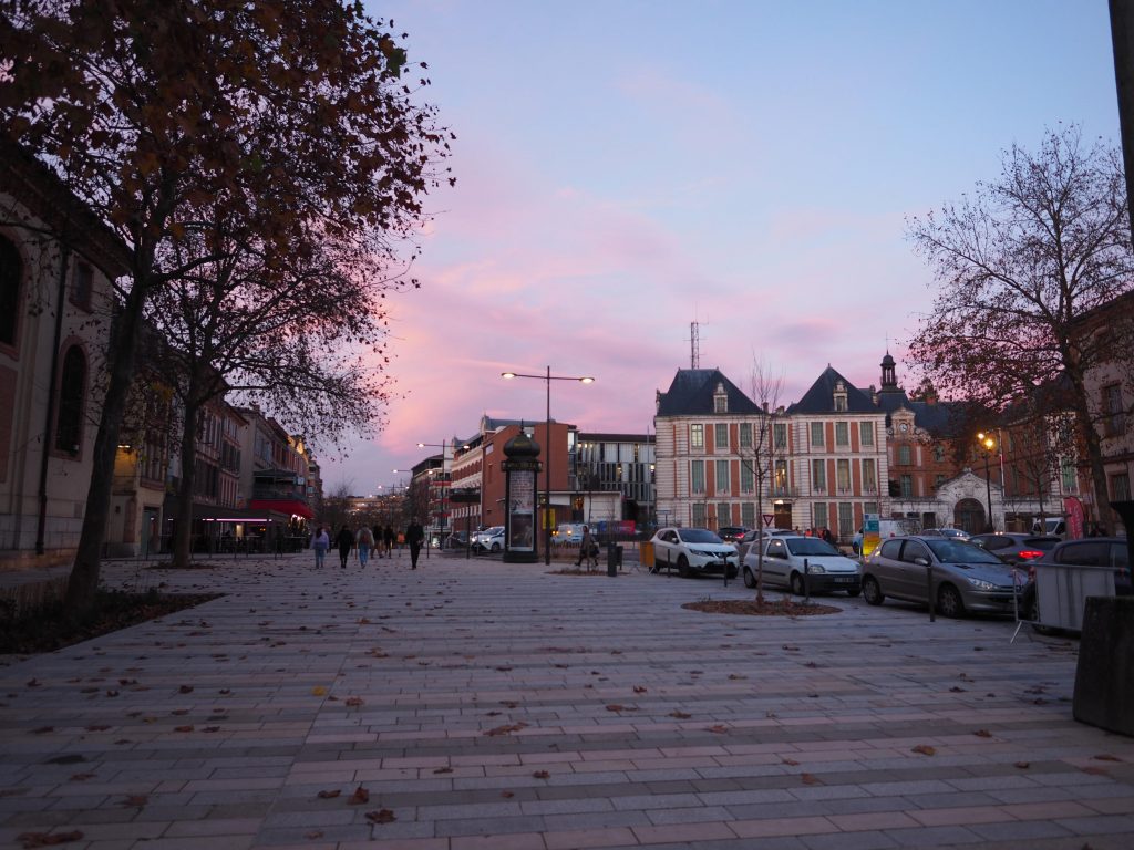 parvis des allées mortarieu au coucher de soleil