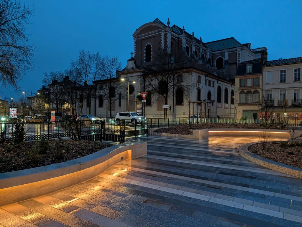 rubans led blanc chaud intégrés dans des bancs en pierre sur une place publique