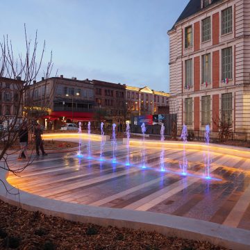place foch à montauban le soir avec fontaines et bancs lumineux