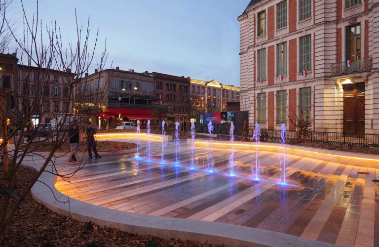 place foch à montauban le soir avec fontaines et bancs lumineux