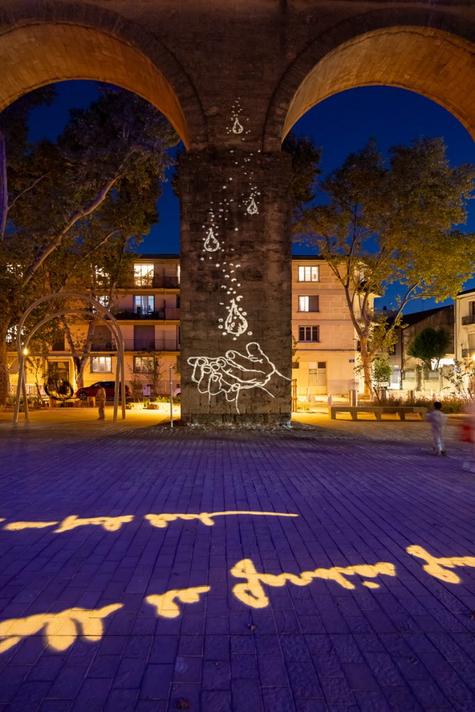 projection-gobo-aqueduc projection gobo sur un des piliers de l'aqueduc des arceaux