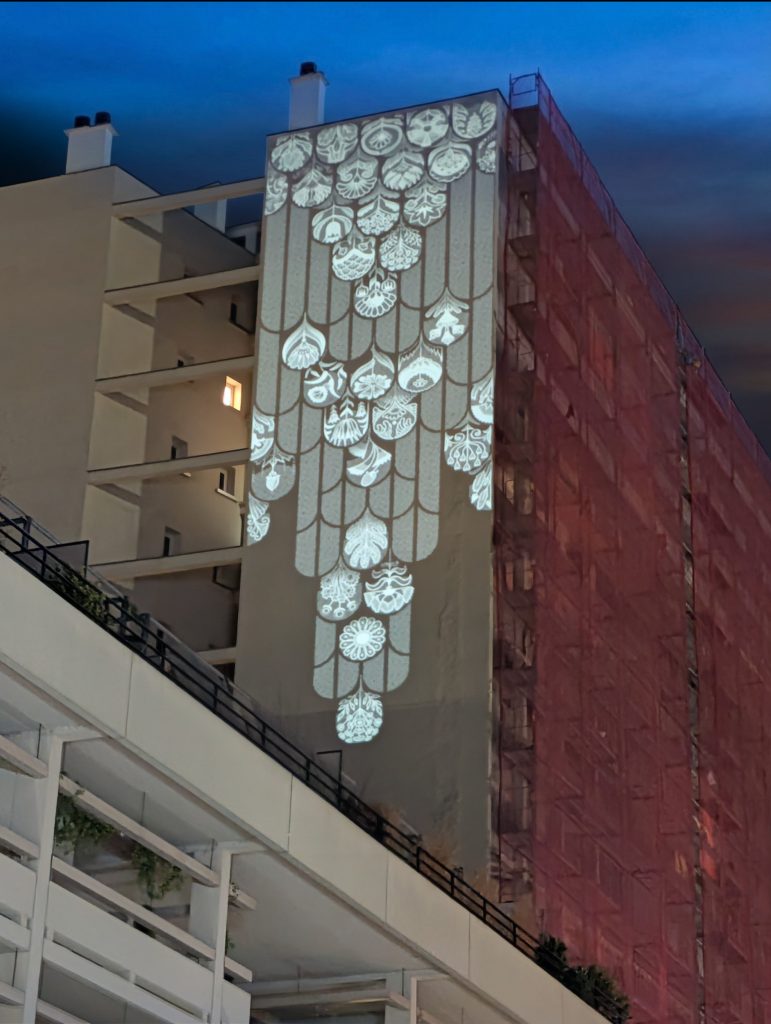 projection lumière sur un pignon aveugle d'un immeuble