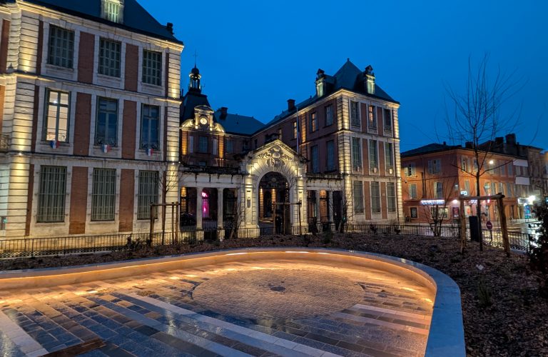 place foch a montauban de nuit après le nouvel aménagement en 2025