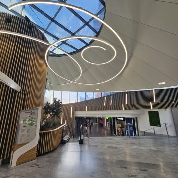 lustre entrée d'un centre commercial fait avec des rubans led courbes