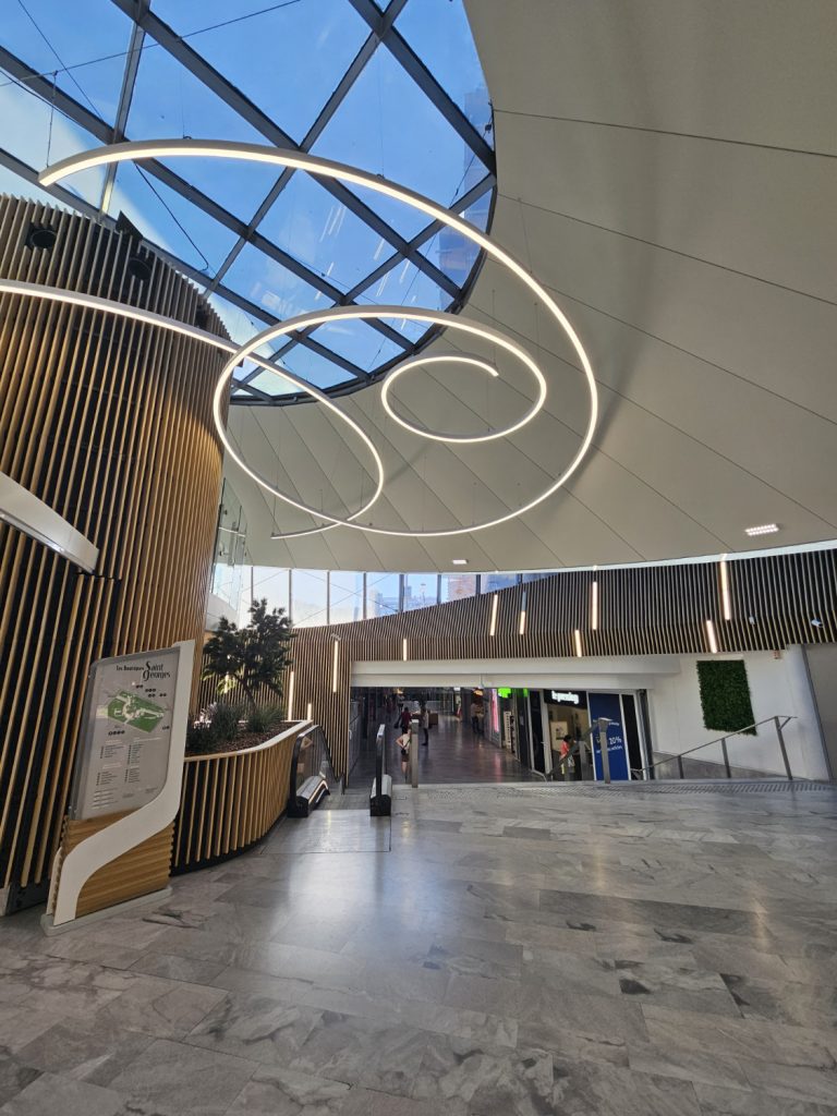 saint georges-lustre lustre entrée d'un centre commercial fait avec des rubans led courbes